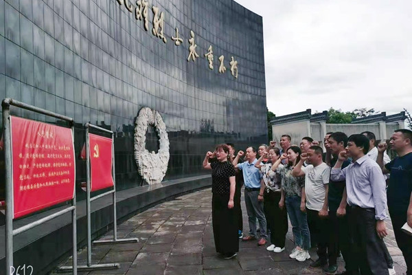 組織非公企業(yè)黨組織前往安徽涇縣皖南事變革命烈士陵園.jpg 組織非公企業(yè)黨組織前往安徽涇縣皖南事變革命烈士陵園.jpg